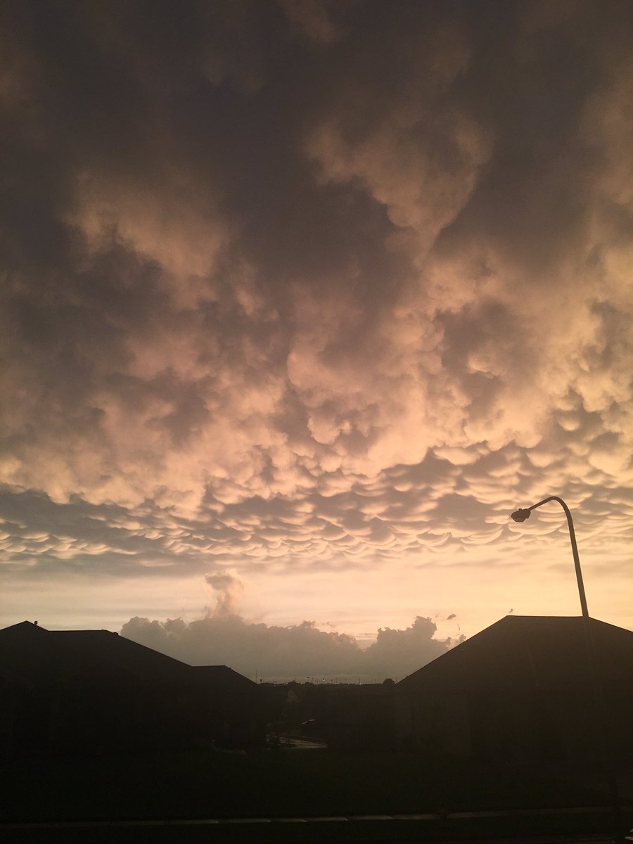 KellyCalderone's tweet photo. Gorgeous sunset out our front door after some crazy storms!! #SevereWeather #crazystorms https://t.co/D7auDUdATG