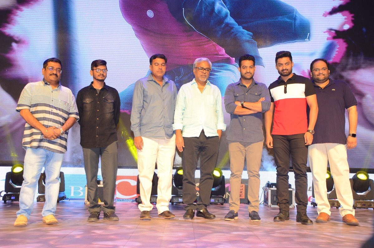 CBcinemas's tweet photo. Thank you Youngtiger NTR for gracing our event and blessing us! Your wishes always means a lot to us. 🙏🏻❤️ #NaaNuvve #NaaNuvvefromJune14th @NANDAMURIKALYAN @tamannaahspeaks @latelugu https://t.co/m2es3O0udQ