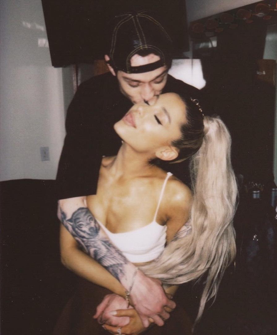 Ch3Plus's tweet photo. ข่าวคู่รักไฟแรงเช้านี้ Ariana Grande และ Pete Davidson ที่เพิ่งประกาศคบกันได้ประมาณ 3 อาทิตย์
ล่าสุดมีข่าวว่าทั้งคู่หมั้นกันเรียบร้อยแล้ว💍 เป็นอีกคู่ที่น่ารักมากๆ😊
#ArianaGrande #PeteDavidson #MelloUpdate https://t.co/w7G0fNXgNv