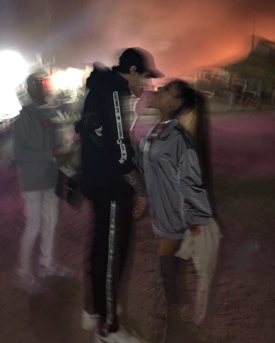 Ch3Plus's tweet photo. ข่าวคู่รักไฟแรงเช้านี้ Ariana Grande และ Pete Davidson ที่เพิ่งประกาศคบกันได้ประมาณ 3 อาทิตย์
ล่าสุดมีข่าวว่าทั้งคู่หมั้นกันเรียบร้อยแล้ว💍 เป็นอีกคู่ที่น่ารักมากๆ😊
#ArianaGrande #PeteDavidson #MelloUpdate https://t.co/w7G0fNXgNv