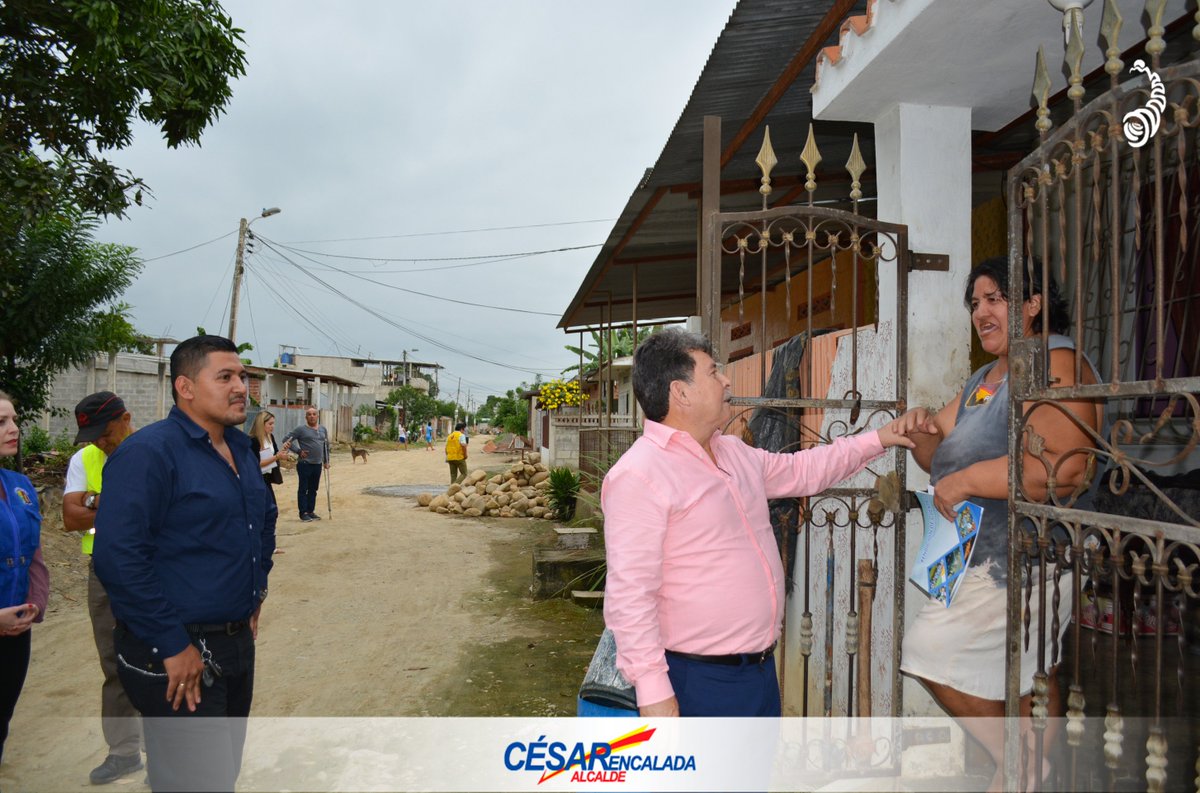 municipiopasaje's tweet photo. Alcalde @cesarencaladae informó a los habitantes de la barriada #MarianaDeJesús las calles que serán intervenidas con regeneración vial, para unir los circuitos con las calles donde ya se ejecuta la obra. #ConCésarLaObraContinúa https://t.co/V5IB4njSMv