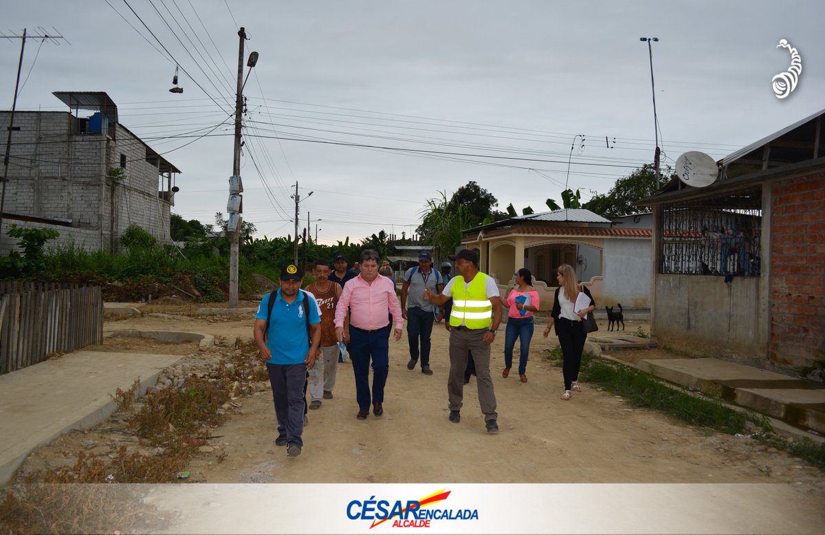 municipiopasaje's tweet photo. Alcalde @cesarencaladae informó a los habitantes de la barriada #MarianaDeJesús las calles que serán intervenidas con regeneración vial, para unir los circuitos con las calles donde ya se ejecuta la obra. #ConCésarLaObraContinúa https://t.co/V5IB4njSMv
