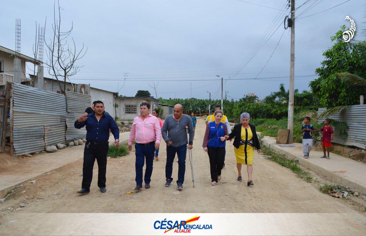 municipiopasaje's tweet photo. Alcalde @cesarencaladae informó a los habitantes de la barriada #MarianaDeJesús las calles que serán intervenidas con regeneración vial, para unir los circuitos con las calles donde ya se ejecuta la obra. #ConCésarLaObraContinúa https://t.co/V5IB4njSMv