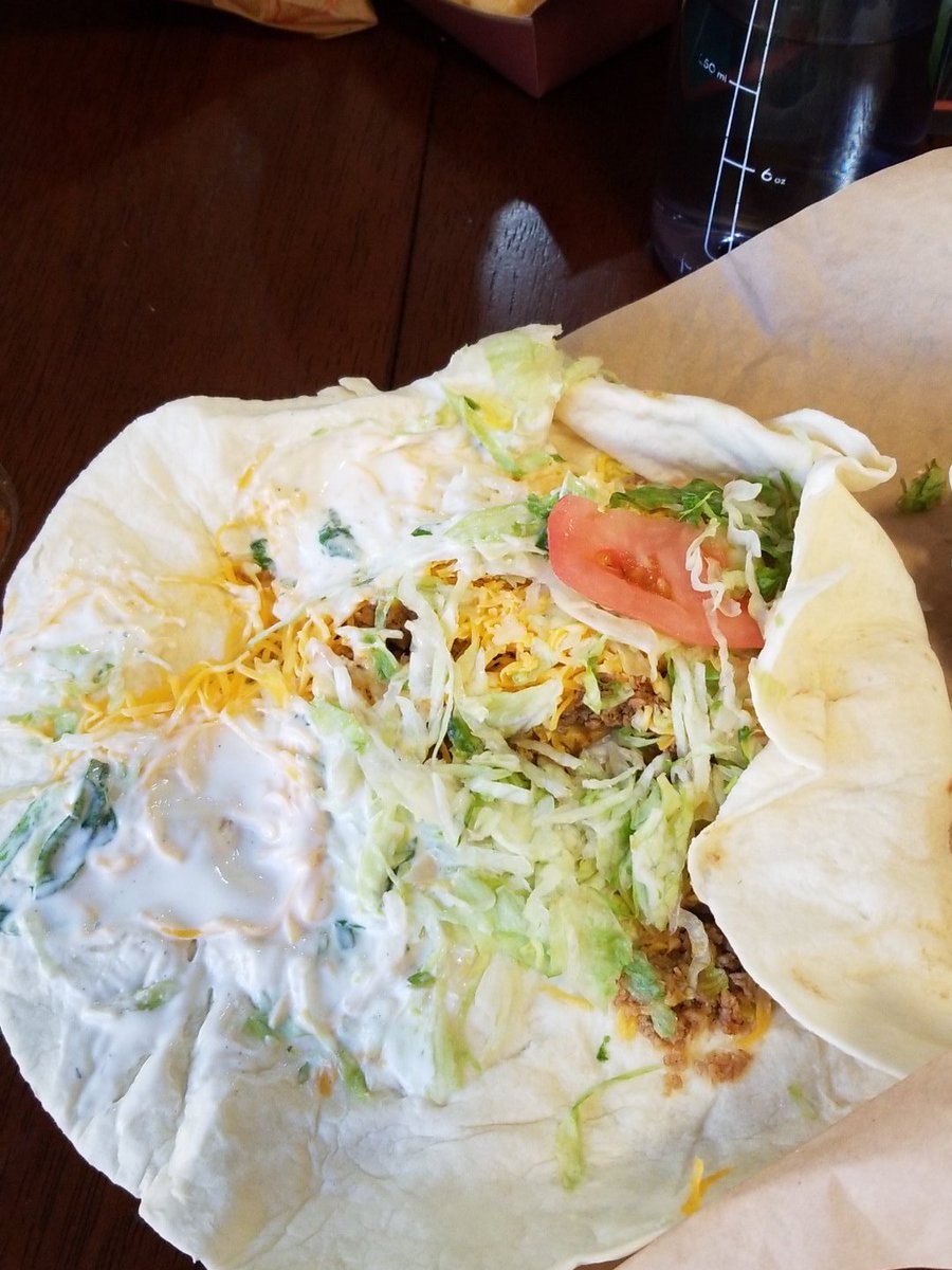 T1T086's tweet photo. @TacoTimeNW  
Why you always make tacos like this? I personally like to eat more than one ingredient at a time.... should i let this be known when i order? https://t.co/vSdvp0cmbw