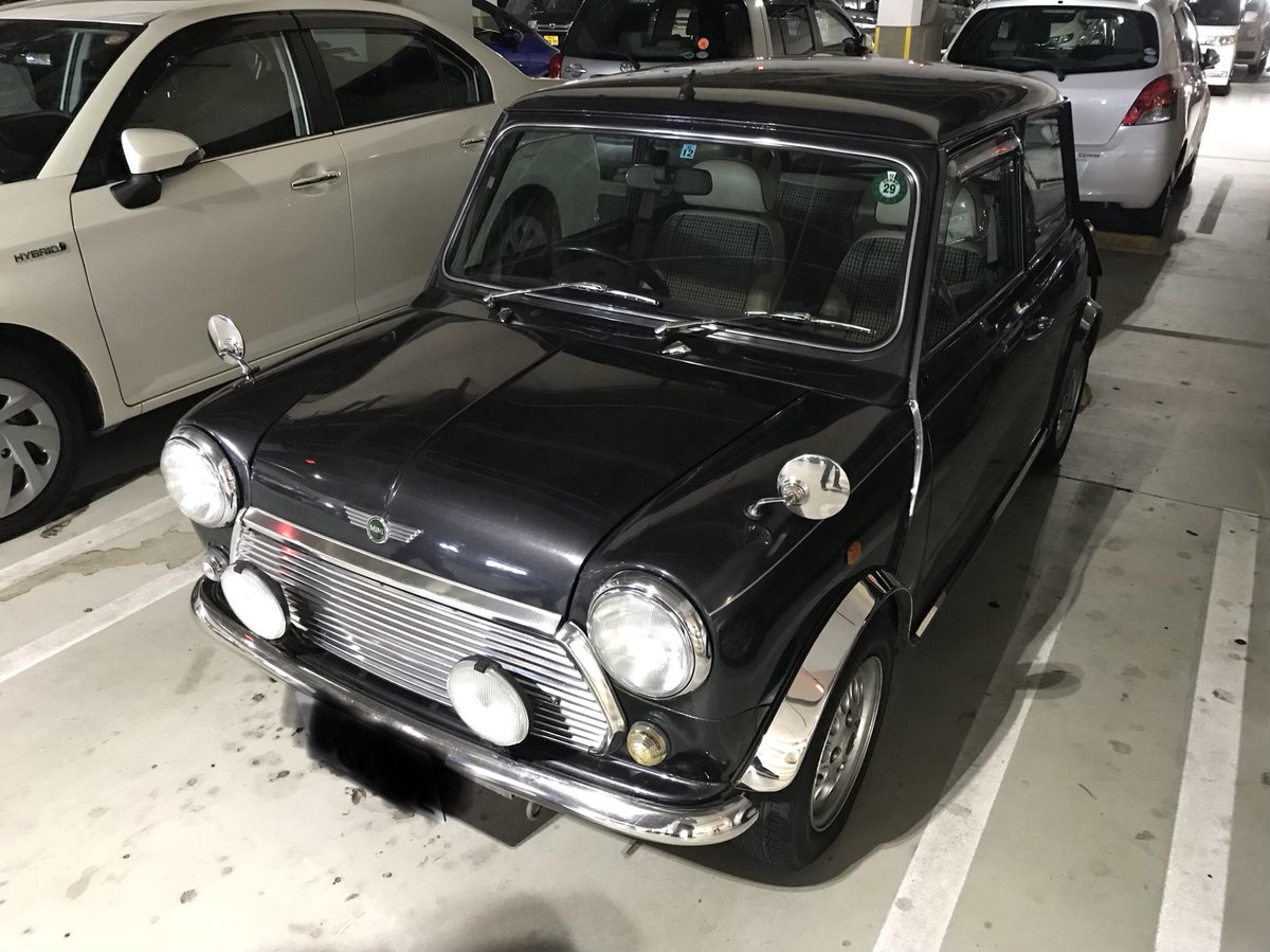 pandapepot's tweet photo. lunch time walking #classiccar #boxtype #minicooper #classic #car #cars https://t.co/WbviyWcrO0