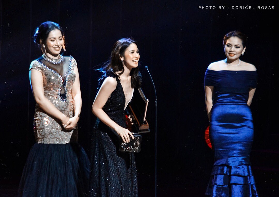 qweuncx's tweet photo. "@JuliaBeesOFC: FEMALE CELEBRITY OF THE NIGHT 🌟 @BarrettoJulia #FAMAS2018 👏🏻😍❤️ #BestActressNominee 

📸 @dori_ceL https://t.co/GnLGZmPYsf"