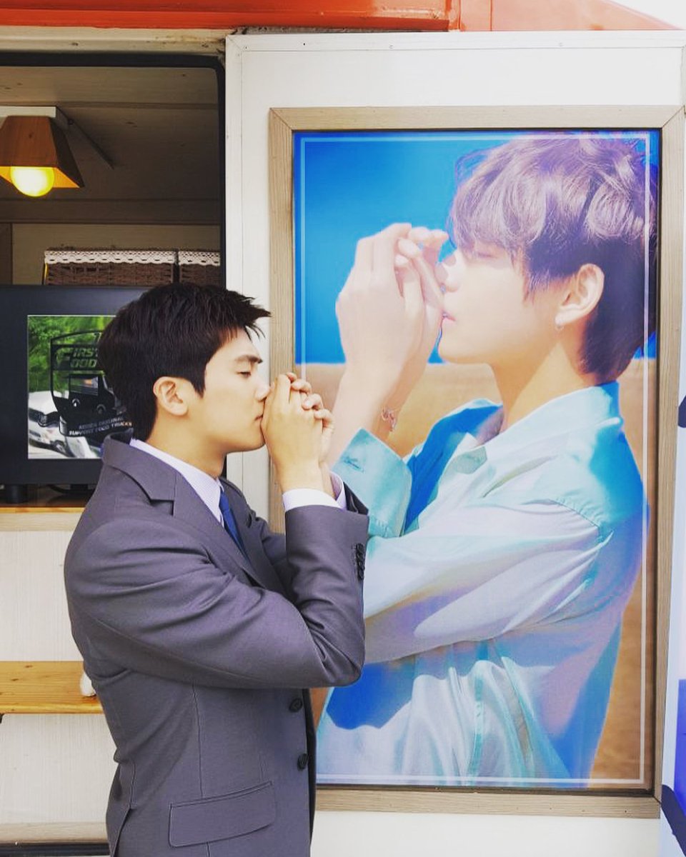 cutiesik's tweet photo. 화랑의 인연이 좋구나.. 뷔 문구, ㅋㅋ #박형식 #슈츠 #Suits_Korea https://t.co/mWKi9Ijhwx