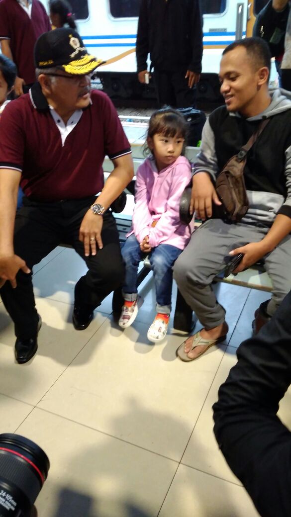BanhubJateng's tweet photo. Pelepasan rangkaian Ka Gajah Wong pada acara Mudik Gratis Gratis Tahun 2018 bantuan Pemerintah Provinsi Jawa Tengah (12/6) 2018 pukul 06.45 di Stasiun Senen Jakarta oleh Bapak Sekda Provinsi Jawa Tengah @SriPuryono1
#mudikgratis2018
#GajawahWong
#mudikbarengguyubrukun2018 https://t.co/YFZ2RwsdyD