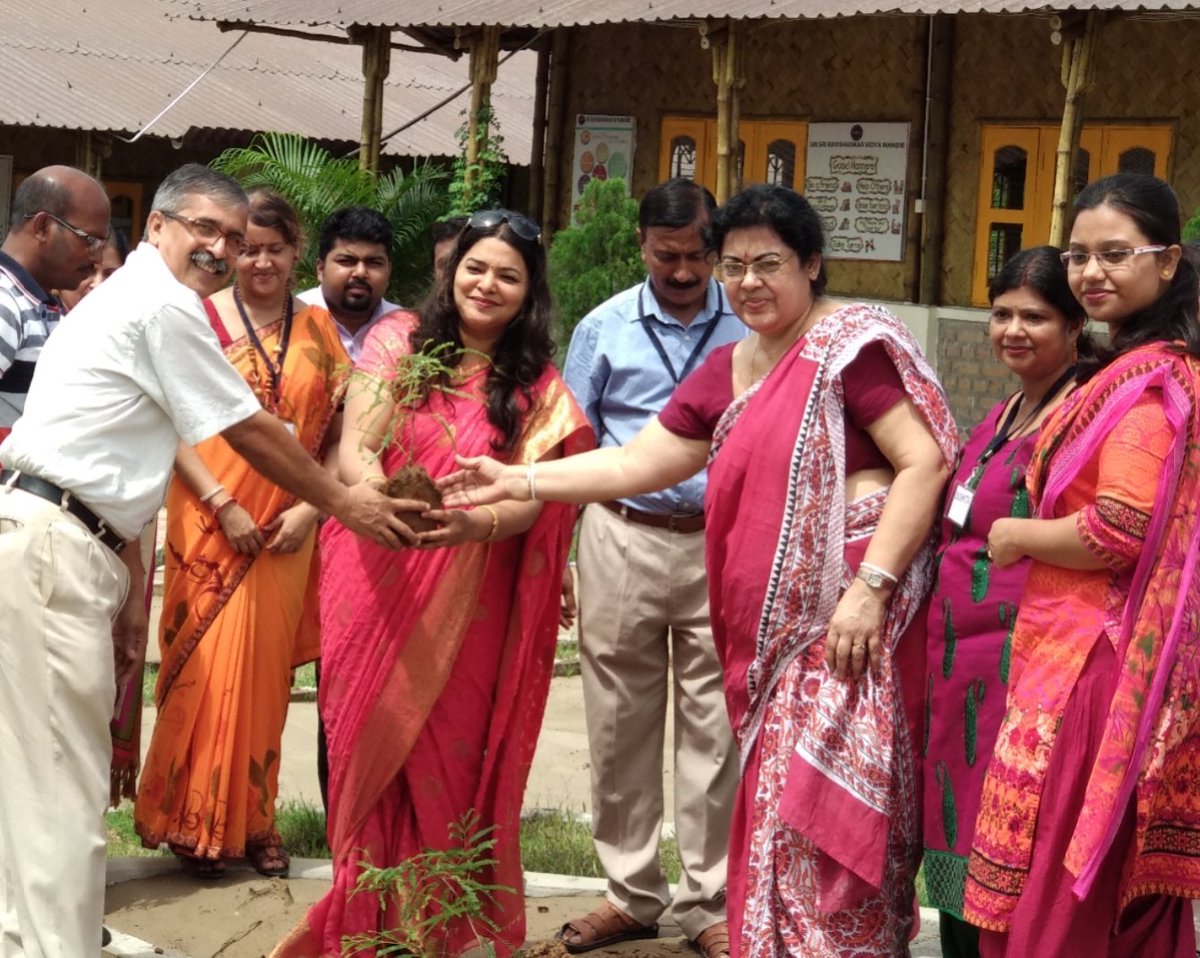 shreyjay's tweet photo. Accomplished #Shraddha Teachers' Training Program in our beautiful Agartala SSRVM! Teachers @ssrvm r committed to #DeepenTheRootsBroadenTheVision thru #JoyfulLearning &amp; #UniqueMethodology
Kudos to TeamAgartala for splendid #cbseresultsclass10
 #Sanghchdhwam 
Gratitude @SriSri 🙏 https://t.co/WDOst0NdNN