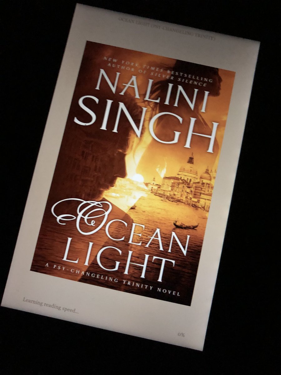_danireads's tweet photo. It’s heeeeeere!!! It’s so pretty! Guess who won’t be sleeping tonight! 😄😄 @NaliniSingh  #PsyChangeling #amreading #favoritebookseries https://t.co/1MifviTIHG