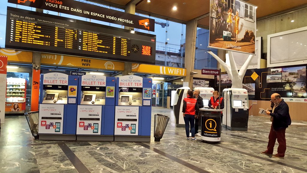 brongier's tweet photo. Observation directe et enquête de terrain des Volontaires de l'Information @SNCF en situation très perturbée [Grève + Inondation] Au plus près des utilisateurs en gare de Nantes #VI #refontevi #UX #EX #EmployeeExperience #designthinking https://t.co/XfC2Halm4h