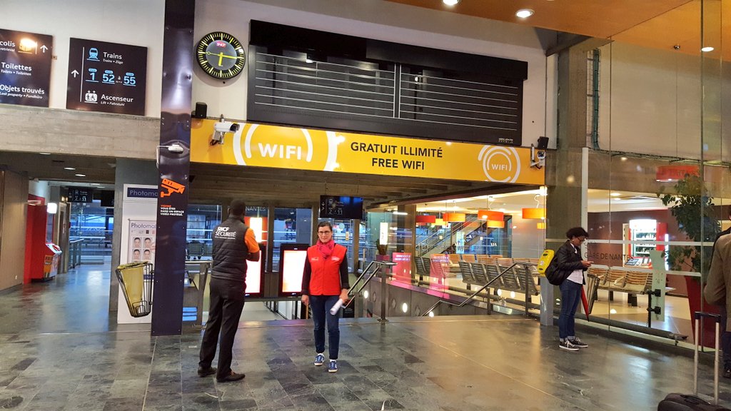 brongier's tweet photo. Observation directe et enquête de terrain des Volontaires de l'Information @SNCF en situation très perturbée [Grève + Inondation] Au plus près des utilisateurs en gare de Nantes #VI #refontevi #UX #EX #EmployeeExperience #designthinking https://t.co/XfC2Halm4h