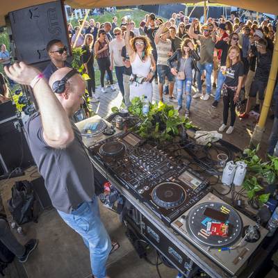 pzcredactie's tweet photo. Dansen aan zee: Zeezicht Festival in Breskens keert terug aan veerhaven https://t.co/93Qp4sfJEY https://t.co/jKXR03IBjM