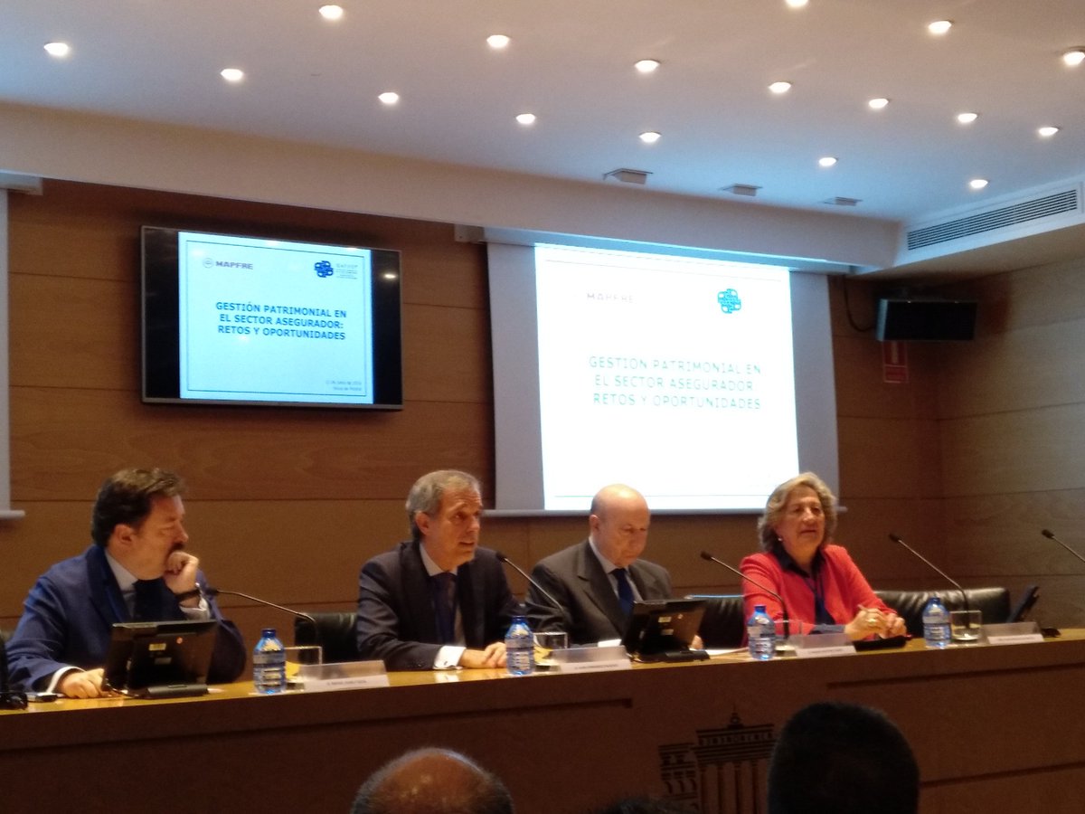 MAPFRE's tweet photo. "Iniciamos de la mano del IEAF un proceso de capacitación de nuestras redes de cara a #MIFIDII". Juan Fdz. Palacios consejero delegado de #MAPFREVida en Jornada sobre Gestión patrimonial en el sector asegurador: retos y oportunidades. @UNESPA, @MAPFRE @IEAF20 https://t.co/0OFBiEOBvj