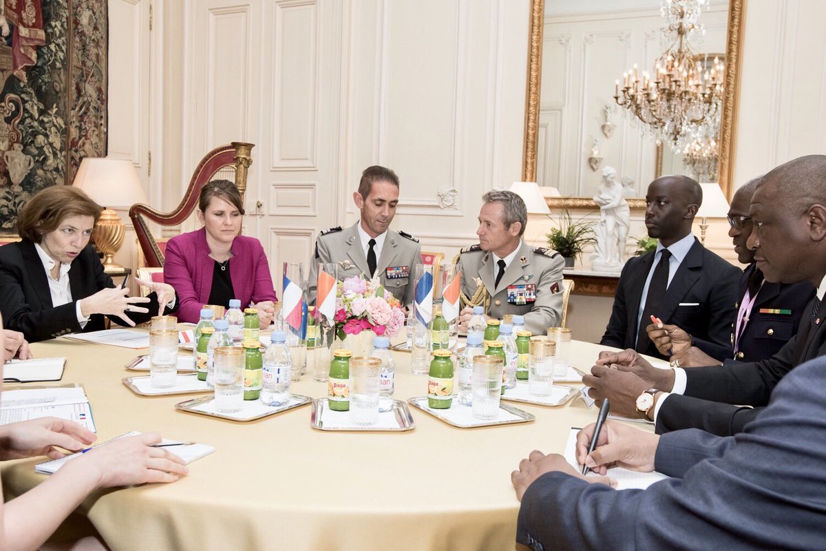 MINDEF_CI's tweet photo. 🇫🇷🇨🇮

En mission à #Paris dans le cadre du salon international de la Défense #Eurosatory. 
Le Ministre d’Etat, Ministre de la Défense @HamedBakayoko1 a été reçu en audience par la Ministre des Armées @florence_parly ce Lundi 11 juin 2018. https://t.co/YufgUqPDHk