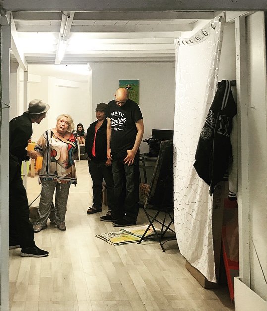 EditioPixygraph's tweet photo. Notre café littéraire a ouvert ses portes le samedi 9 Juin 2018.
Une soirée formidable avec des échanges incroyables, enrichissants, plein de bonne humeur avec une très bonne ambiance ! #éditionspixygraph #lantredeslucioles #inauguration #roman #cafélitérraire #book #livre #party https://t.co/k1Win78I0N