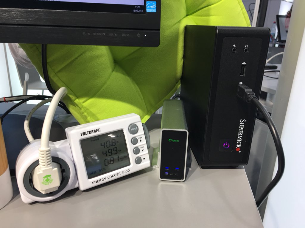 kaneoGmbH's tweet photo. Zuviel versprochen? Server (rechts) passt in Nele‘s Handtasche 👜🙋‍♀️ bei nur 40 watt #Cebit2018 #Green #digtal 💻🌿💫 https://t.co/OUNDPBV6kQ