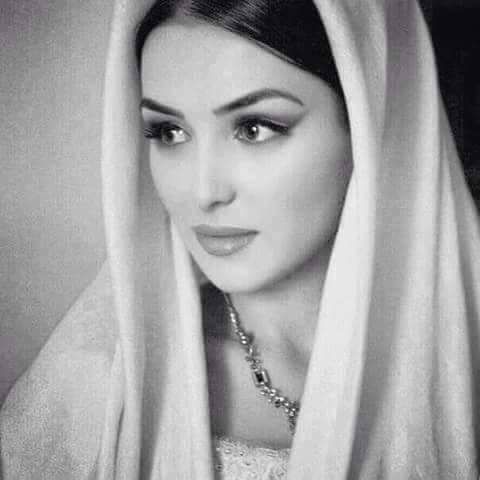 safeealro7's tweet photo. وأن سألوك عن المرأه فقل لهم  
هي روح وليست جسد  
هي رحمه وليست ضعف  
هي علم وليست جهل   
هي عاطفه وليست سذاجه  
هي طيبه وليست غباء 
خلقها الله من ضلع أدم 
وجعل في القرأن بإسمها سوره 
وهي وصيه النبي في عنق كل رجل 
استوصوا بالنساء خيرا https://t.co/0hDBtOLadK