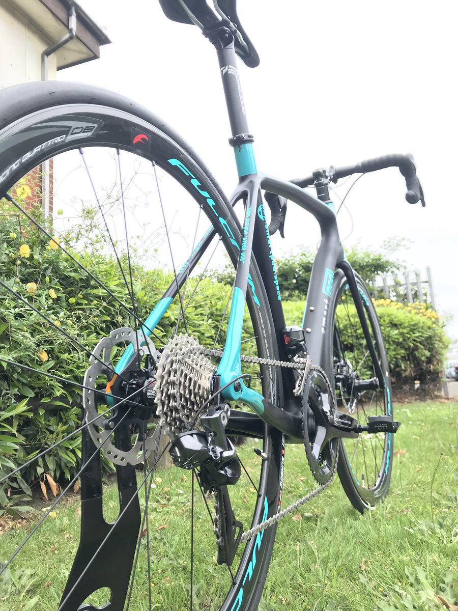 paragoncyclesuk's tweet photo. Another custom creation for one of our valued customers.
#madeingb #paragoncycles #bike #custom full carbon and Dura Ace Di2 tipping the scales at a fraction over 5kg 😍 https://t.co/lX6BxO79y1