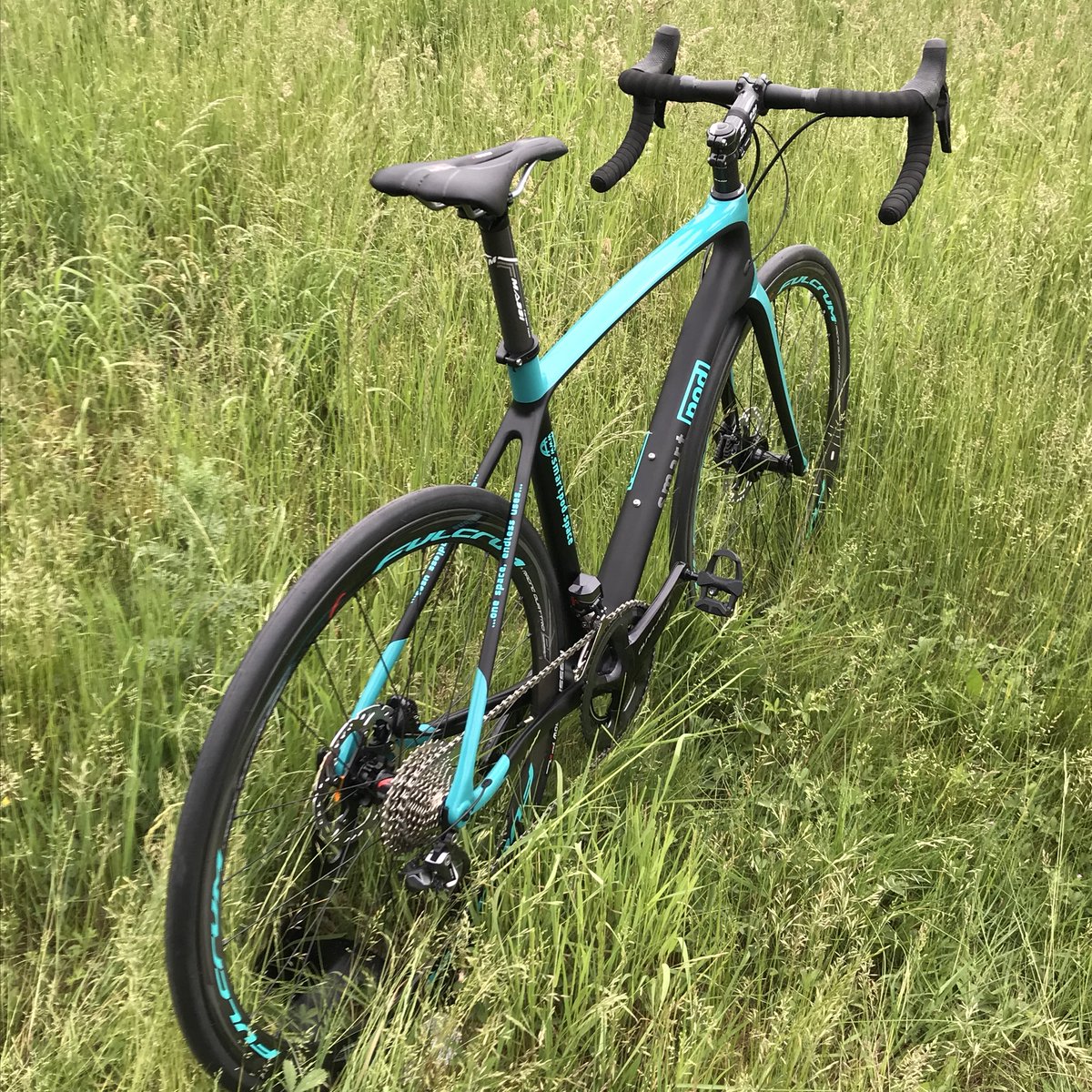 paragoncyclesuk's tweet photo. Another custom creation for one of our valued customers.
#madeingb #paragoncycles #bike #custom full carbon and Dura Ace Di2 tipping the scales at a fraction over 5kg 😍 https://t.co/lX6BxO79y1