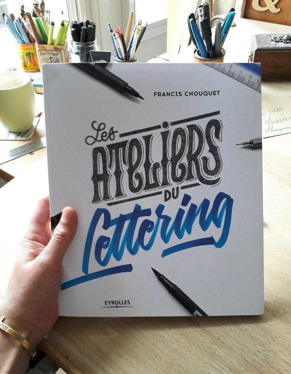 So excited to get my copy of the Les Ateliers du Lettering by <a href="/Fran6/">Fran</a>. Such thorough details on process and method, including thoughtful critique/study examples. Beautiful featured work too. #atelierslettering