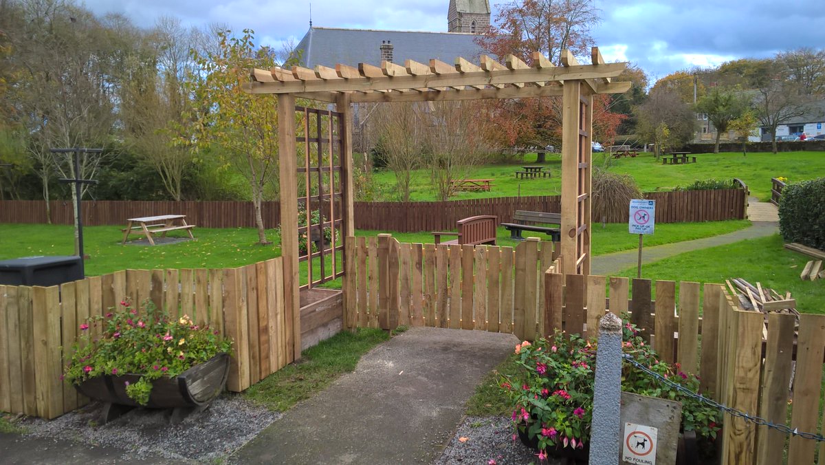 Great work by <a href="/Aberdeenshire/">Aberdeenshire Council</a> Community Payback unpaid work team at Methlick War Memorial - putting up fences, laying paths &amp; building an arbour, in a project also involving volunteers from the local community and <a href="/LegionScotland/">Legion Scotland</a> 
#smartjustice
