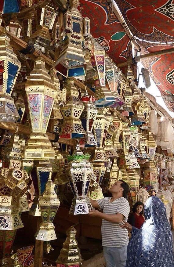 フィフィ A Twitter ラマダン期間中は軒先に飾るラマダンランプが街のあちこちに売られています Egypt Ramaḍan
