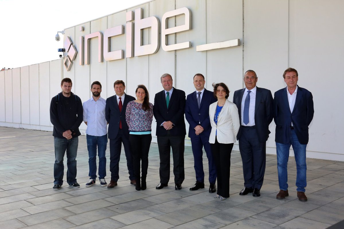 LeonAyto's tweet photo. 💻🗺🌐👁‍🗨 El alcalde inaugura la Jornada #foro2030 sobre #Ciberseguridad en empresas y administraciones organizada por @INCIBE e #Inap 

[NOTICIA https://t.co/7w9kB7lzxF https://t.co/nWAtlhVenC ]

🔗 https://t.co/21rVdmibIh https://t.co/Dy0T5Az3bT