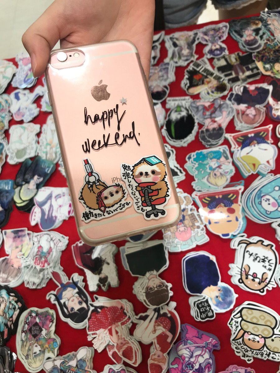 ステッカー屋 B Side Label A Twitter その2 Iphoneケースにナマケモノ達が 働くことも 勉強もお休みできる Happy Weekend の文字との組み合わせも個人的にじわじわきます 癒されること間違い無し