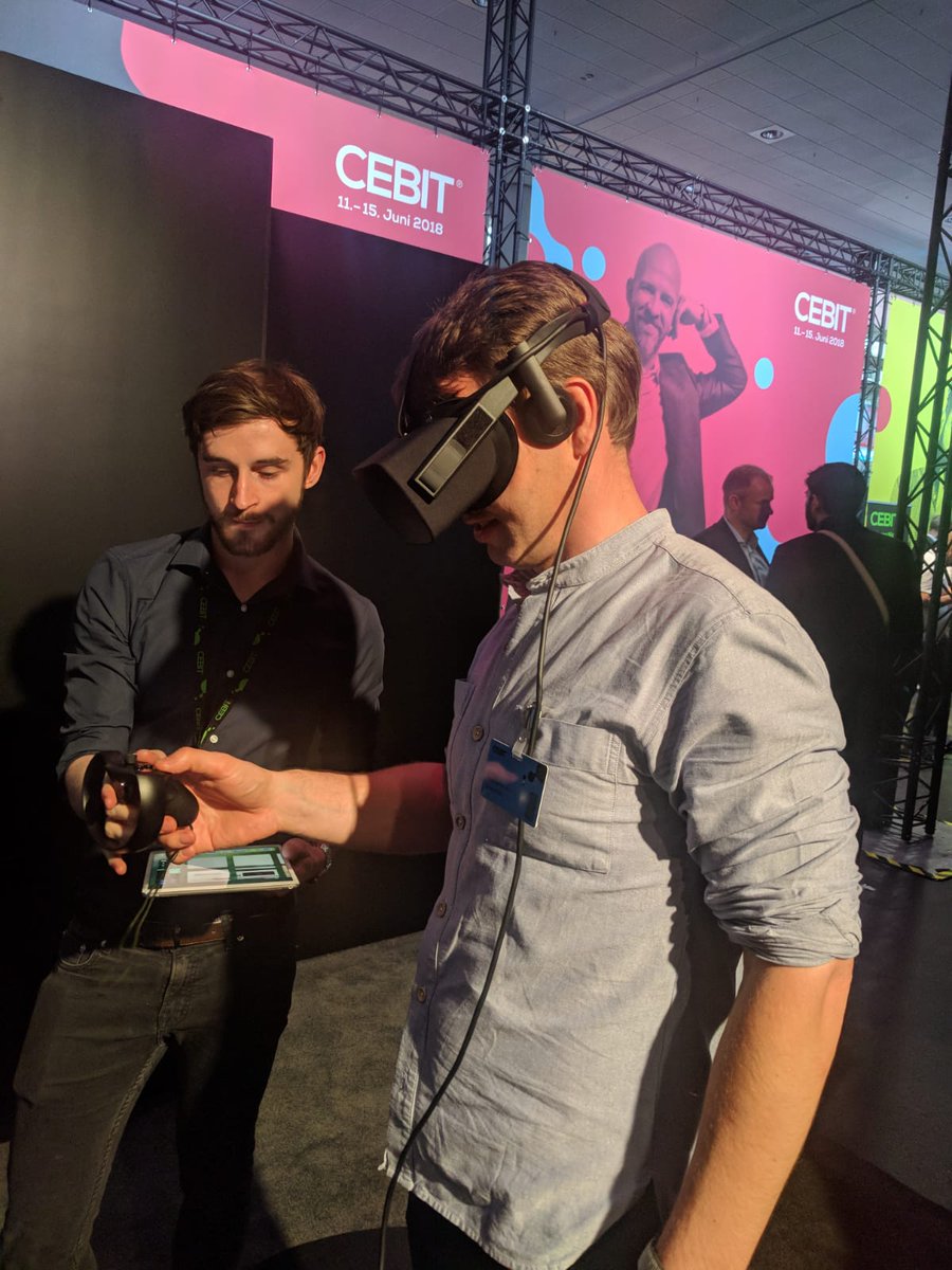 penseo_bav's tweet photo. Wir grüßen live von der @cebit. Gestern hatte Lennart Wulff einen spannenden Abend bei der Welcome Night. Heute geht es weiter mit dem WE DO DIGITAL-Netzwerktreffen und der Siegerehrung als Gewinner im Bereich Fintech. #gemeinsamdigitaldenken #ihk #cebit #penseo #fintech https://t.co/ZuEkgg1Y5b