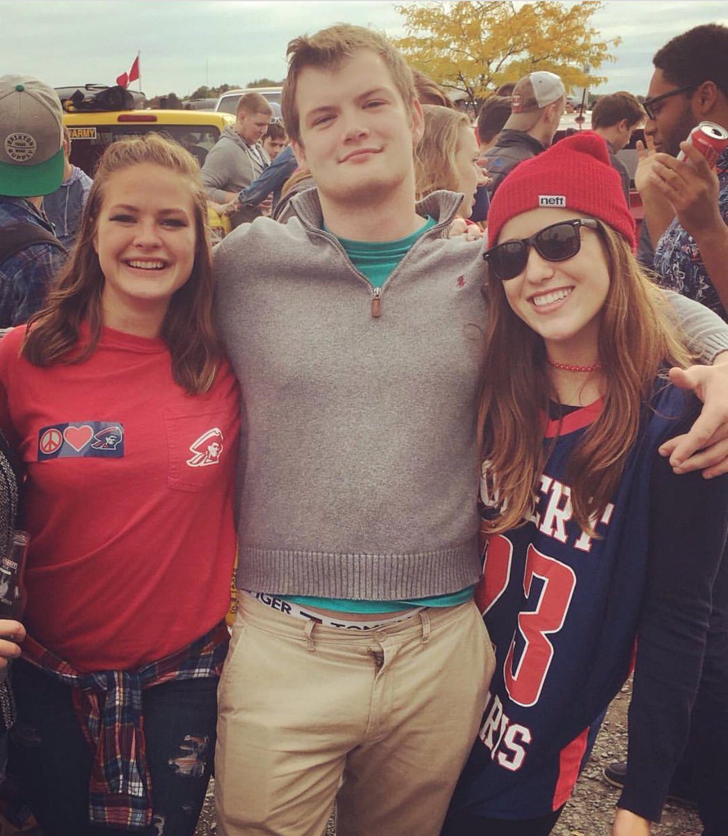 HelloQueenT's tweet photo. @Bukey33 Come home please we miss you @melanieeeemills https://t.co/ykGgTdc94o