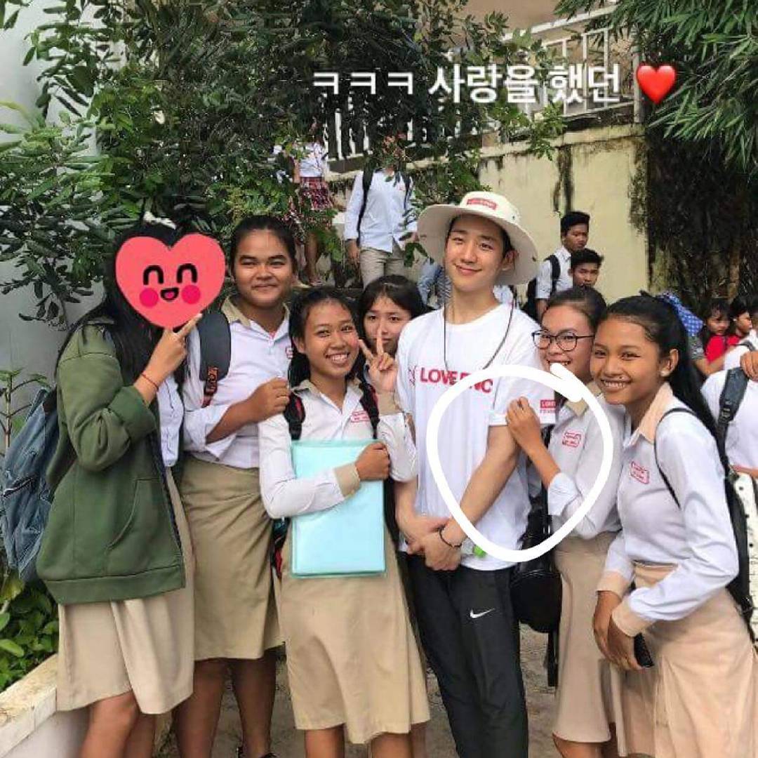 for_JungHaeIn's tweet photo. Hae In in Cambodia.💞 

- He is now doing volunteer activities in Cambodia.
   해인, 캄보디아에서 봉사활동중...✨

#JungHaeIn #정해인 #丁海寅

* cr : pics owners https://t.co/Lk6eJkWuPj
