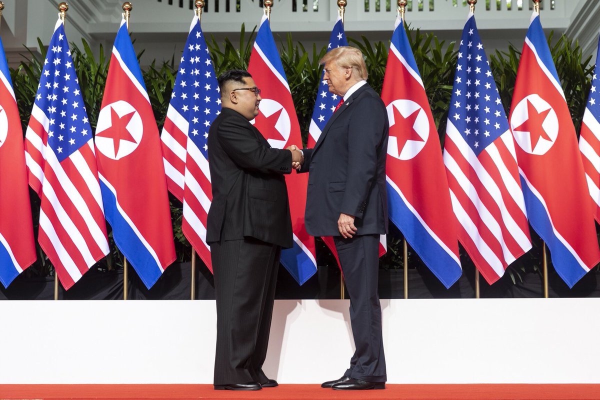 LeMondeHistoire's tweet photo. Pour l’Histoire. 
#TrumpKimSummit https://t.co/AzZc8gU2No