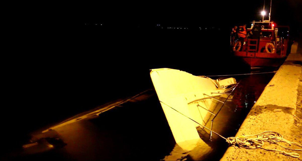 Катер затонул на волге. Елань 12 катамаран. Елань 12 катамаран. Прогулочный катамаран столкнулся с баржей на волге. Прогулочный катамаран столкнулся с баржей на волге.