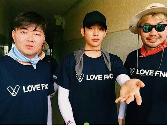 for_JungHaeIn's tweet photo. Hae In in Cambodia.❣️ 

- He is now doing volunteer activities in Cambodia.
   해인, 캄보디아에서 봉사활동중...✨

#JungHaeIn #정해인 #丁海寅

* cr : pics owners https://t.co/NZNkztCP6m