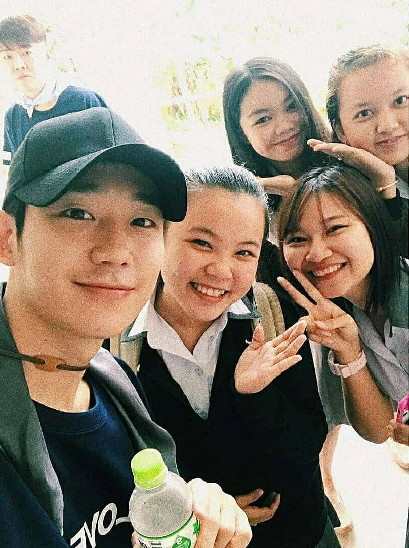 for_JungHaeIn's tweet photo. Hae In in Cambodia.💘 

- He is now doing volunteer activities in Cambodia.
   해인, 캄보디아에서 봉사활동중...✨

#JungHaeIn #정해인 #丁海寅

* cr : pics owners https://t.co/2oNY1WlNBZ