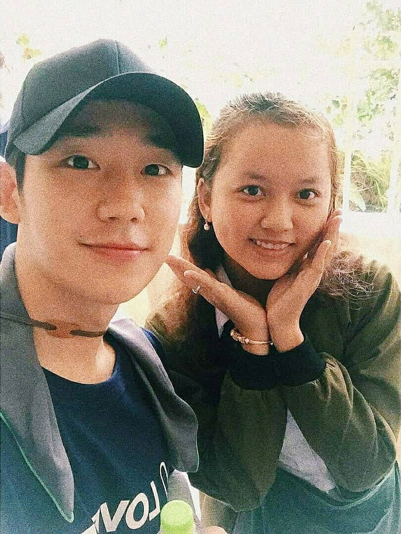 for_JungHaeIn's tweet photo. Hae In in Cambodia.💘 

- He is now doing volunteer activities in Cambodia.
   해인, 캄보디아에서 봉사활동중...✨

#JungHaeIn #정해인 #丁海寅

* cr : pics owners https://t.co/2oNY1WlNBZ