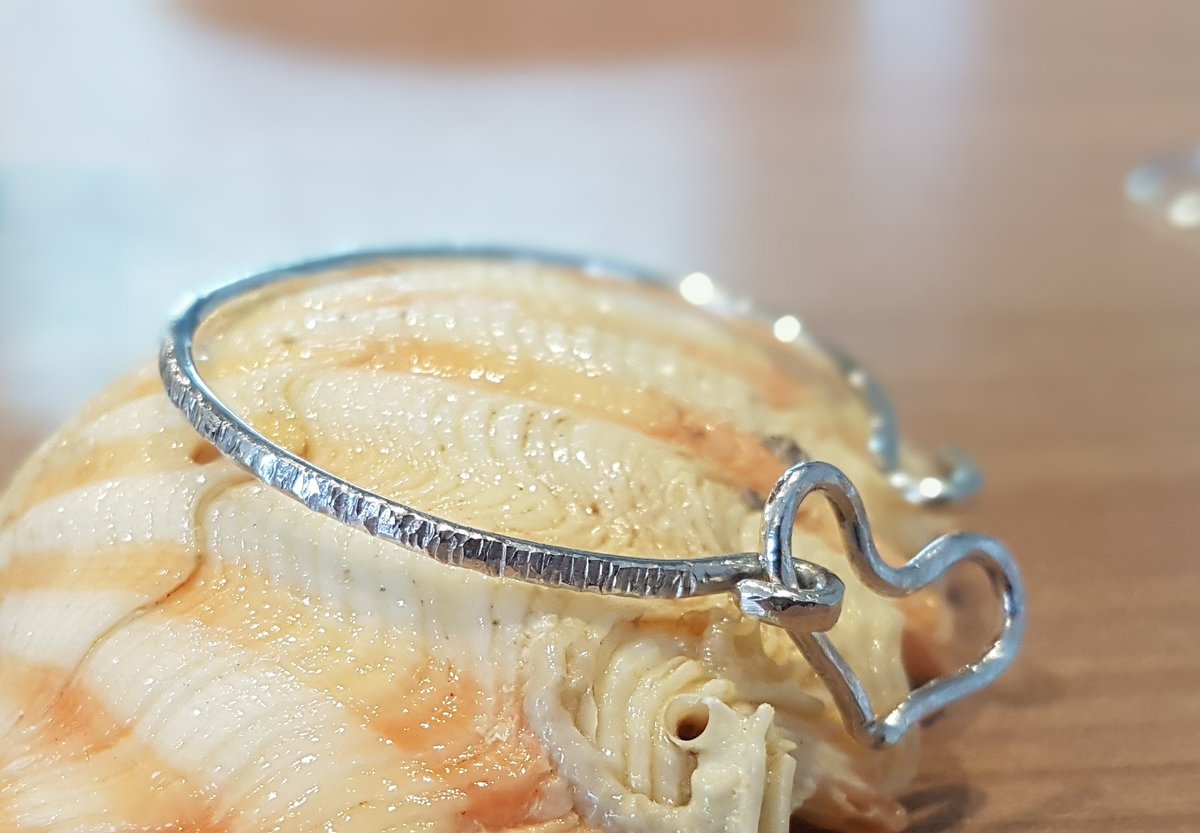 LilyaLean's tweet photo. Handmade solid sterling silver 925 textured cuff bracelet. Free shipping. Contact us on IG @vequisocollection #bracelet #sterlingsilver #handmade #local #jewelry #jewelrydesigner #amazing #beautiful #collection #jewelrylover #jewelrygram #jewelrymaking https://t.co/Je44qRGFfl
