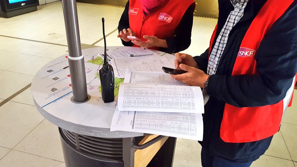 brongier's tweet photo. Observation des utilisateurs in situ pour mieux comprendre le contexte d'usage - Se confronter aux situations réelles des Volontaires de l'information en Gare @SNCF de Nantes #refontevi #UX #EX #grevesncf #inondations https://t.co/2aK6CVqmZW