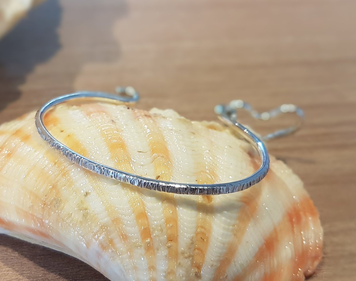 LilyaLean's tweet photo. Handmade solid sterling silver 925 textured cuff bracelet. Free shipping. Contact us on IG @vequisocollection #bracelet #sterlingsilver #handmade #local #jewelry #jewelrydesigner #amazing #beautiful #collection #jewelrylover #jewelrygram #jewelrymaking https://t.co/Je44qRGFfl