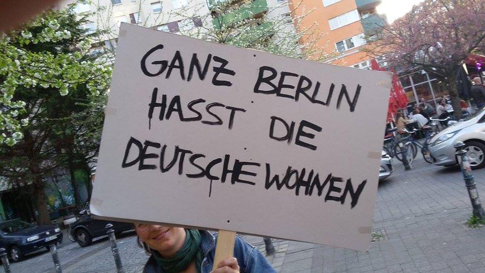 Anlässlich der Hauptversammlung der #DeutscheWohnen-Aktionär*innen in Frankfurt aM, werden wir Mieter*innen am Freitag (15.6., 11Uhr) vor der DW-Zentrale in Berlin (Mecklenburgische Str. 57) protestieren! 
Kommt mit Plakaten, Transparenten, Nudelsalaten, Kuchen und Getränken!