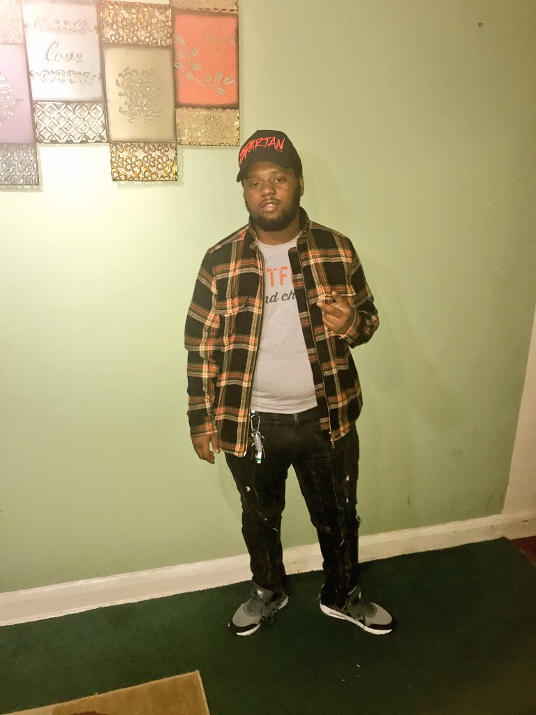AvenueYoungRon's tweet photo. Smile Threw All Da Pain💔Get Money Remain Da Same🦅 #FreeDaGang🔐 @Livefromthe_A #RipLorScoota🙏🏾 https://t.co/mewAtV6TDJ