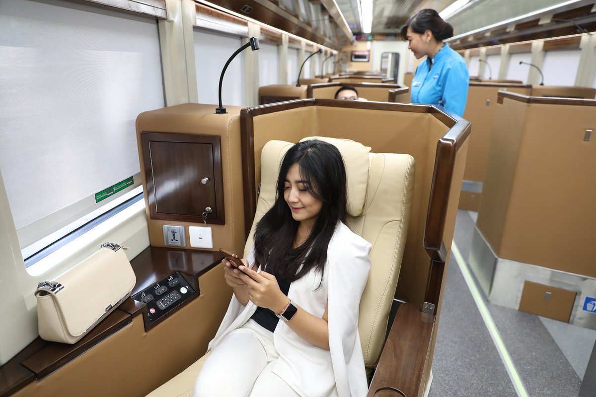 KAI121's tweet photo. Luxury Sleeper Train udah beroperasi! Yuk, bikin Trip Experience kamu: foto, IG Story atau video pendek 1 menit. Jangan lupa tag IG: KAI121_  atau Twitter/FB: KAI121 dgn hashtag #MudikMewahLuxurySleeper

Pengumuman: 30 Juni, 3 terbaik dapat voucher tiket KA Eksekutif + goody bag. https://t.co/fvxe4uzKML