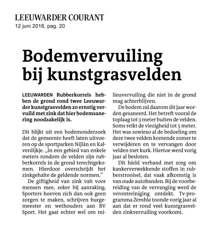 Roelof_Bosma's tweet photo. Bodemverontreiniging aangetroffen onder en rondom #kunstgras met #rubbergranulaat in Leeuwarden. ‘Soms tot wel 5 meter rondom veld.’ Vorig jaar onthulden we in @ZEMBLA ‘Tot op de bodem’ dat dit regelmatig voorkomt: https://t.co/tj4SSPkTxF https://t.co/TMv9Ns4wtF