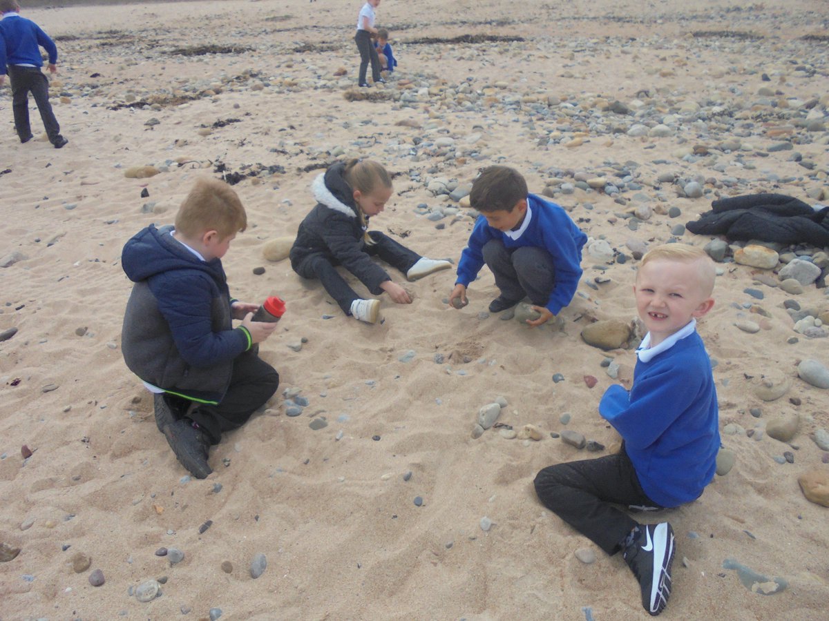 CPAMrsTweddle's tweet photo. A great afternoon at Blyth Beach. Year 2 were fantastic! @CroftwayPrimary https://t.co/V8jxNN9tyn