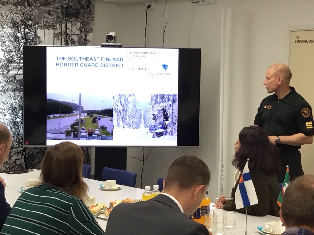 rajavartijat's tweet photo. #EU #Schengen tarkastajat perehtyivät Suomen rajavalvontaan Kaakkois-Suomessa @kaakkoisraja Apulaiskomentaja Jaakko Olli perehdyttää tarkastajat vartioston tilanteeseen.
Tarkastusten avulla varmistetaan, että jäsenvaltiot huolehtivat Schengen alueen ulkorajavalvonnasta. https://t.co/TBnwFC8952