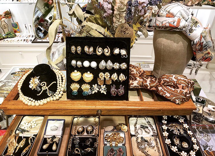Realshiodare's tweet photo. ヴィンテージジュエリーたくさん入荷してますのでお待ちしてます♪💍

#bonbijou #ルクアイーレ https://t.co/qSbgPWvm98