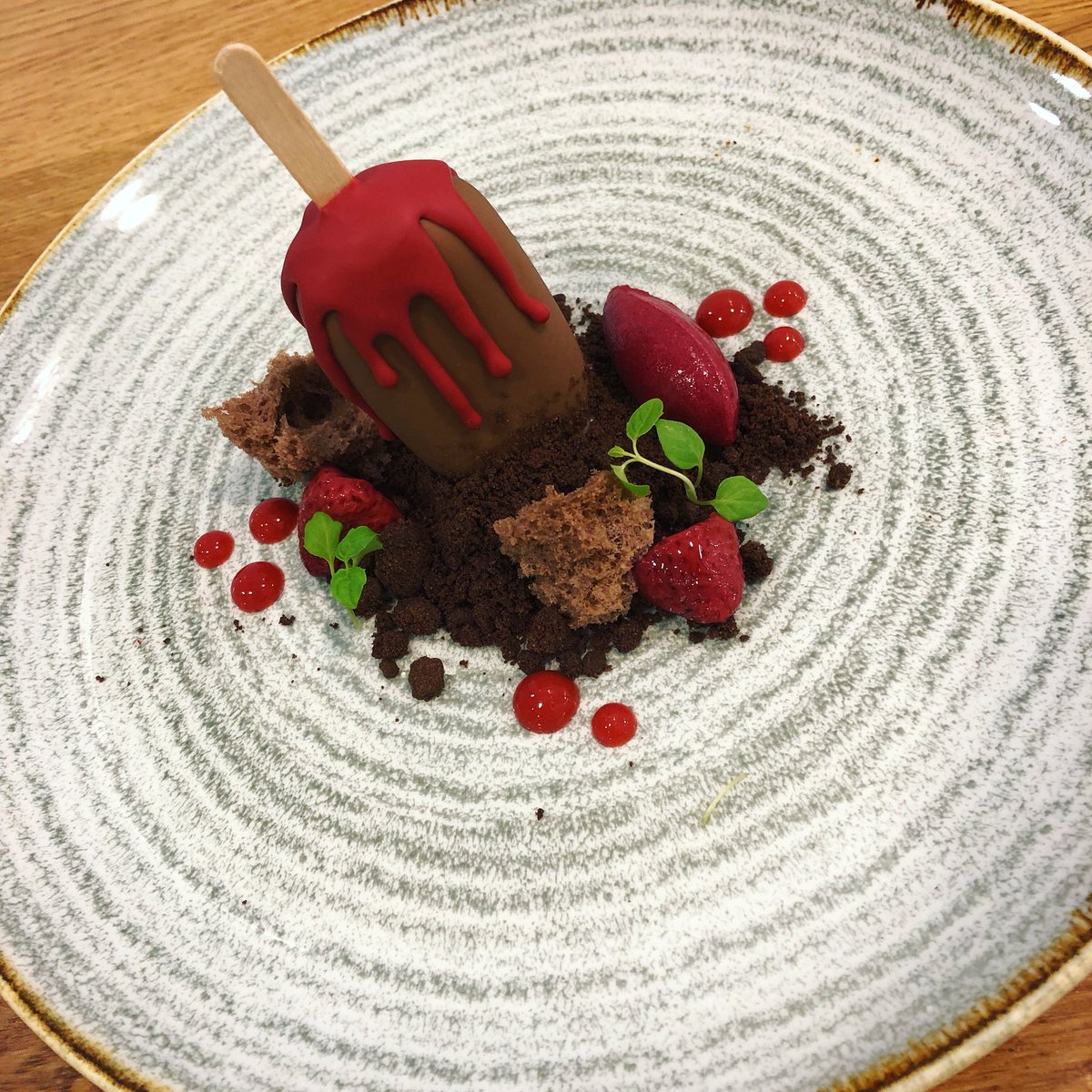 Bexxmrondeau's tweet photo. Valrhona Strawberry Inspiration Chocolate Mousse Lolly with Basil Roasted Strawberries and Wild Strawberry and Lemon Balm Sorbet🍓 @FMC_Wimbledon @compassgroupuk @TakeStockMag @valrhonauk @CanteenTweets @Wimbledon #FeedYourEyes #pastrycheflife #strawberry #chocolate #Wimbledon https://t.co/QbQkbSSDCB