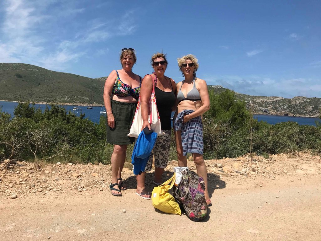 CornishFreeBird's tweet photo. @2minbeachclean . A day late with my global #2MinuteBeachClean . On holiday in Majorca Visited #CabreraIsland. Stunning protected eco environment BUT the shores of this little bay were 75% plastic!! God knows what’s on the ones we couldn’t visit https://t.co/DpOYpDpxXr