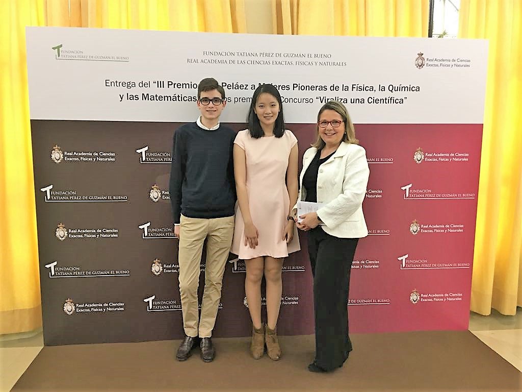 BachilleratoFF's tweet photo. En la entrega de premios de la @fund_tatianapgb #ViralizaUnaCientífica https://t.co/bx4XdRf1h2 Elena y Jorge con profesora @gloriacaste https://t.co/LzzWLQyhZ2